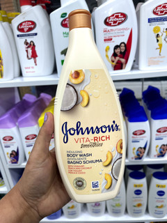 شامپو بدن جانسون (Johnson’s) سری Vita-Rich مدل Indulging با عصاره ماست، هلو و نارگیل - ۷۵۰ میلیلیتر